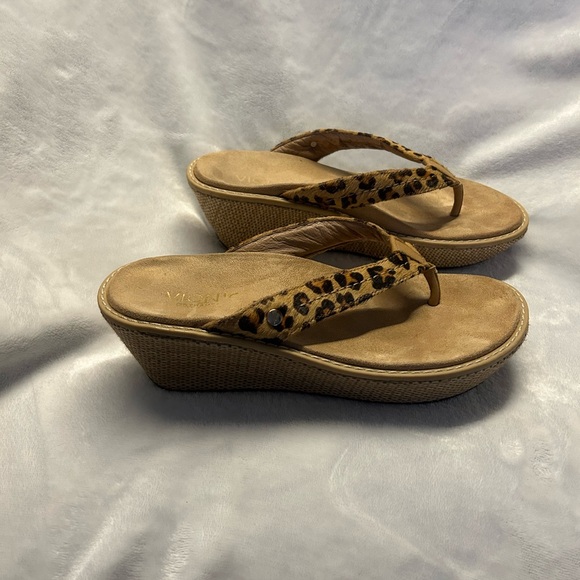 Vionic leopard print sandals - Picture 3 of 4